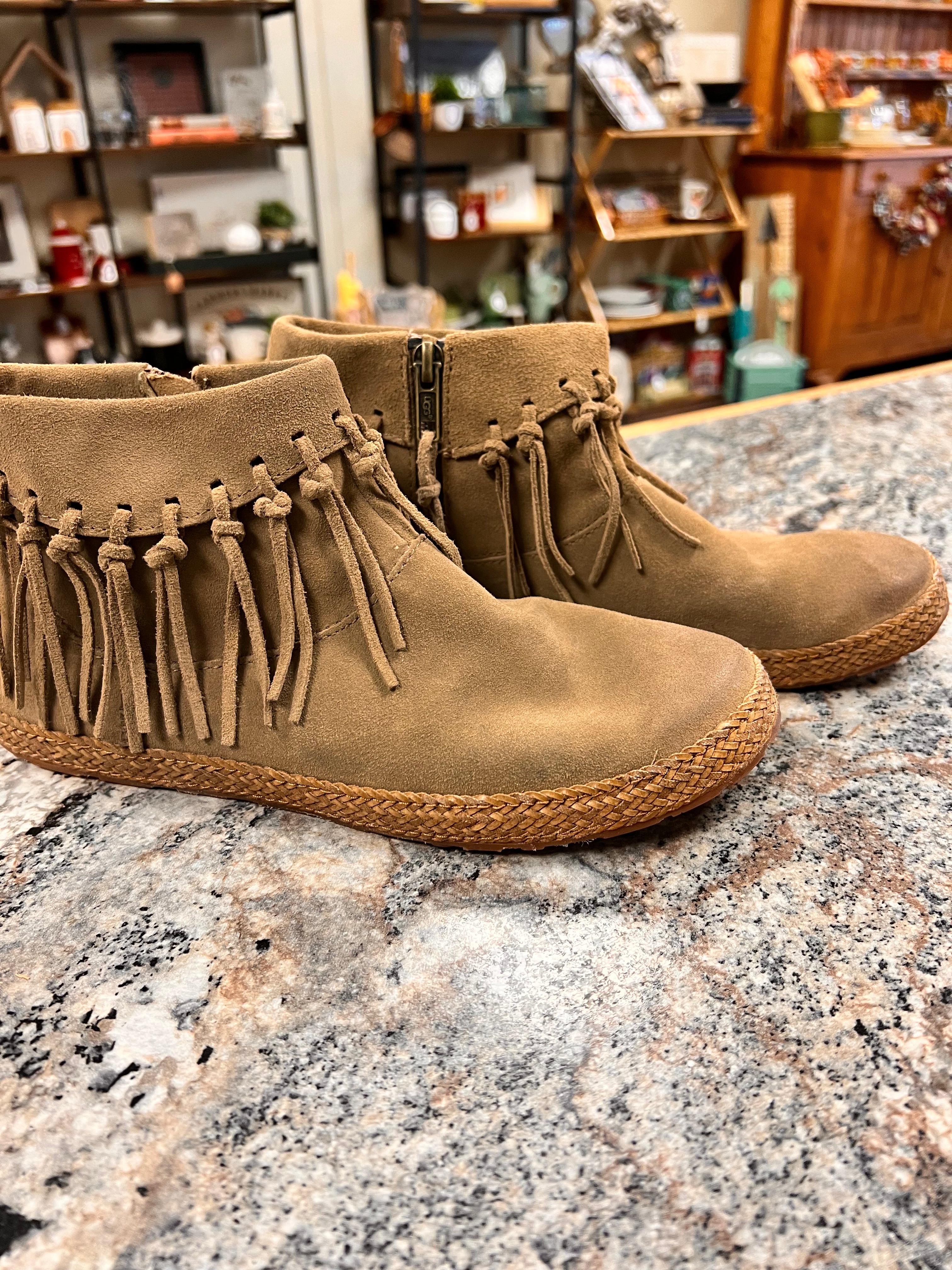 UGG Moccasin 6.5